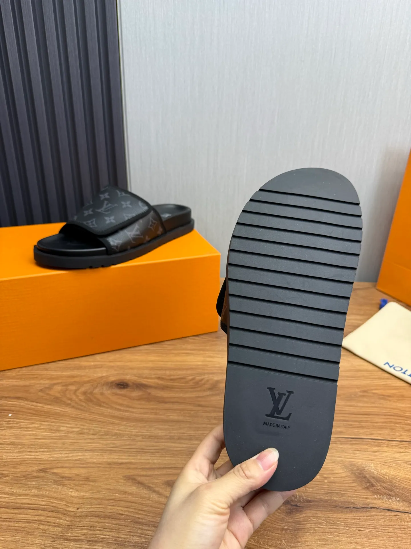 Men's shoes 💰340💰 ▪️LV's popular Little Red Book popular slippers hot sale: 1 shipment✅ Super textured and comfortable slippers, original TPU outsole. Authentic counter box drawer box packaging 🎁Size 38-45